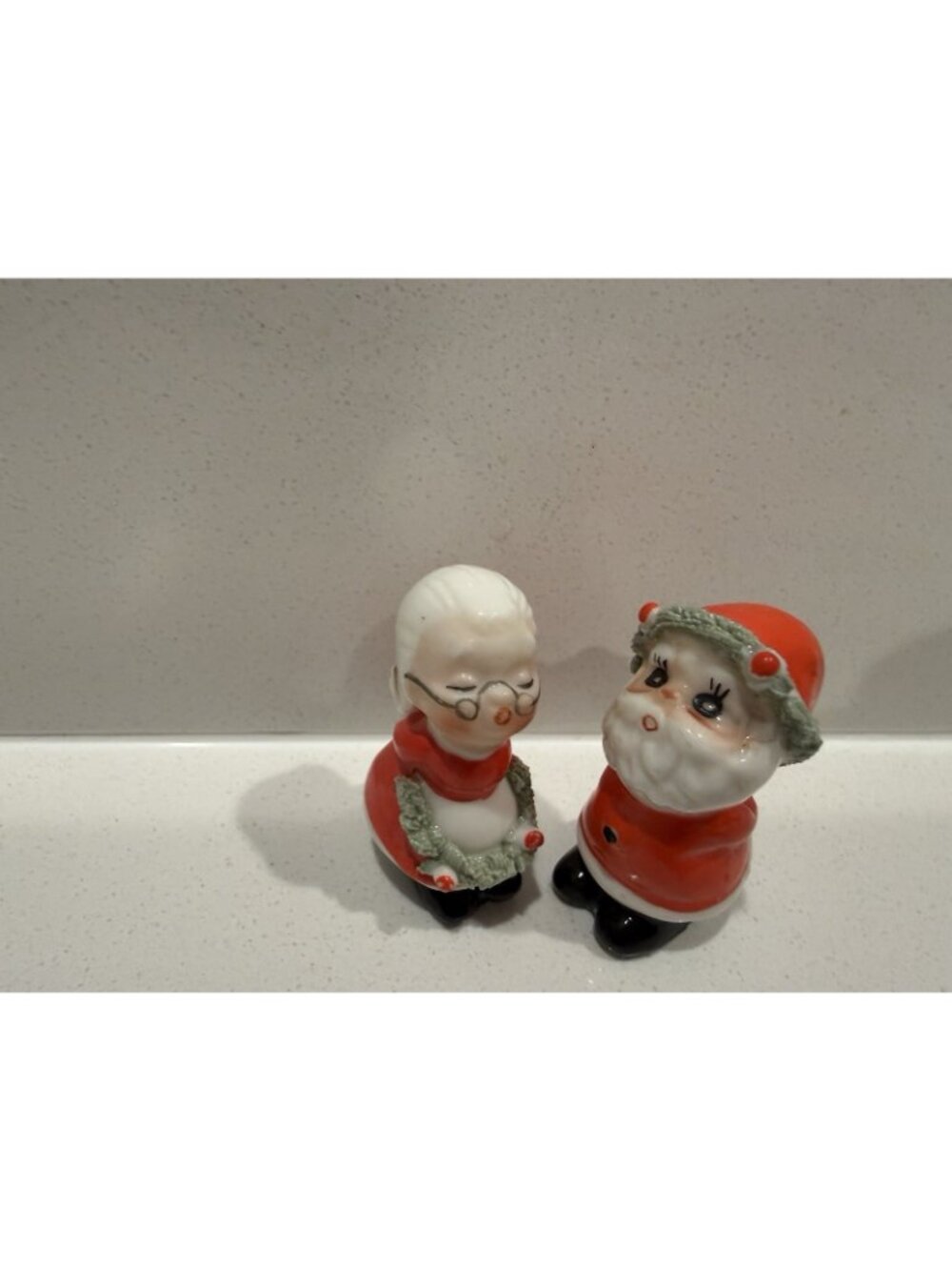 VTG 1950s Napco Ware kissing Santa & Mrs. Claus Bone China Mini Figurines Read